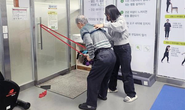 [고양신문 외 3곳] 대화노인종합복지관, 1:1 근력운동 프로그램 운영